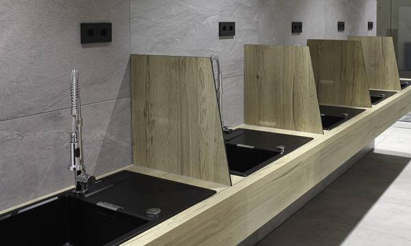 Im Sanitärgebäude des Camping Resorts wurde langlebige und zuverlässige Sanitärtechnik von Tece eingesetzt.