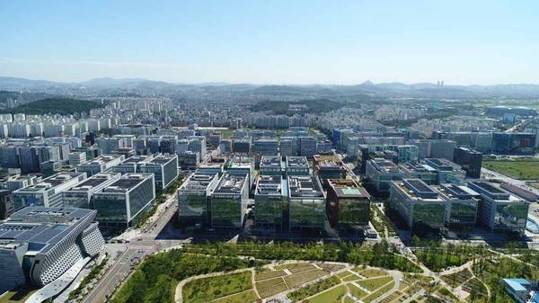 Aktuell umfasst der Campus 20 Gebäude, die alle LEED-zertifiziert sind.