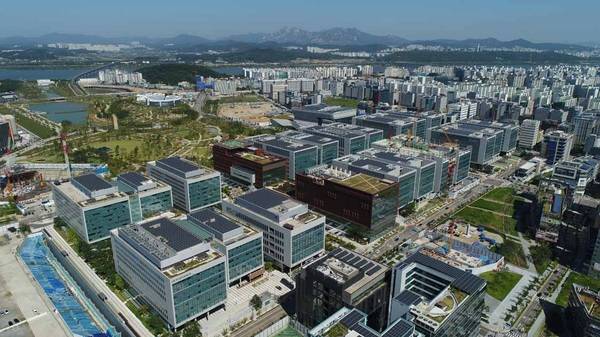 Die Glasfassaden bestehen aus Low-E-Isoliergläsern von LG Hausys, die mit dem Warme-Kante-System Ködispace 4SG produziert werden.