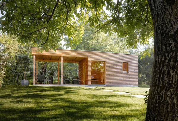 Alternativ kann das Outdoor-Badezimmer sehr effektvoll in einem ausrangierten Schuppen oder in einem sogenannten Tiny House untergebracht werden. Die Integration einer Outdoor-Sauna ist dabei eine beliebte Ausstattungsvariante.