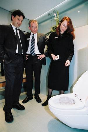 Ich will auch mal spülen! Geberit präsentiert 2003 ein neues Dusch-WC. Ich will auch mal spülen! Geberit präsentiert 2003 ein neues Dusch-WC.