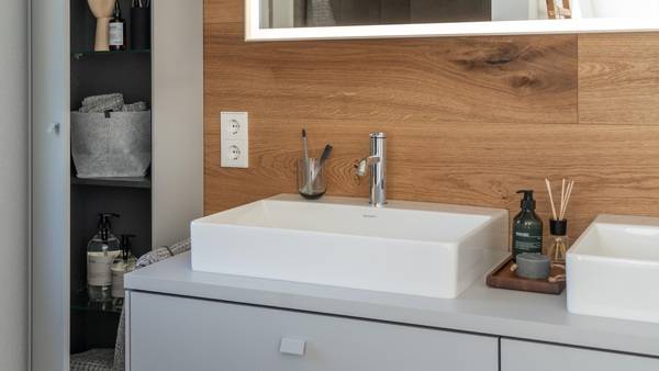 Badmöbel: Griffe in Korpusfarbe sorgen für einen besondern Look (Badmöbelprogramm Brioso, Duravit).
