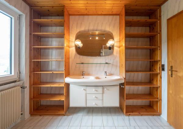 Sehr viel Holz und Fliesen bis unter die Decke erdrückten das alte 12-qm-Bad.