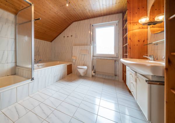 Gemütlich war das Bad zuvor nicht, und für eine junge Familie auch einfach zu altbacken. Gemütlich war das Bad zuvor nicht, und für eine junge Familie auch einfach zu altbacken.