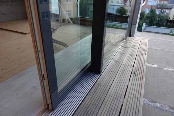 Das Glas wurde mit Ködiglaze S von H.B. Fuller Kömmerling mit der Fensterkonstruktion verklebt.