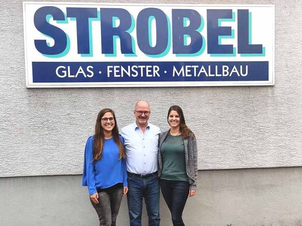Das Führungsteam der Glaserei Strobel: Bankkauffrau und Betriebswirtin des Handwerks Laura Strobel (links), der Vater und Glasermeister Jörg Strobel (Mitte) und die Glasermeisterin Lena Strobel (rechts). 