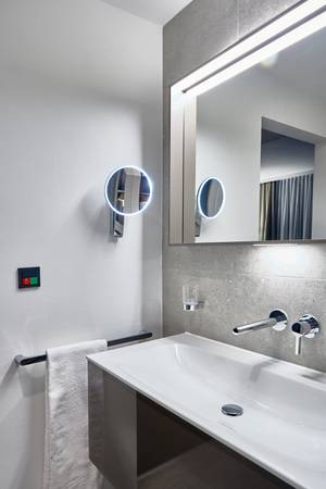 Getreu der Linie des Hauses wurde bei den Badmöbeln, Lichtspiegeln, Armaturen und Accessoires auf Qualität von KEUCO gesetzt.Darf in keinem Bad fehlen: der iLook_move Kosmetikspiegel.