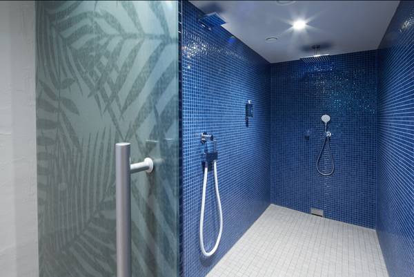 Die IXMO Armaturen in Kombination mit dem KEUCO Gussschlauch, laden zu belebenden Wasseranwendungen ein. Die IXMO Armaturen in Kombination mit dem KEUCO Gussschlauch, laden zu belebenden Wasseranwendungen ein.