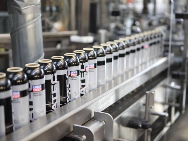 Berühmt wurde der Liqui-Moly-Chef, als er 2016 und 2017 jeweils 11.000 Euro Bonus an seine Mitarbeiter verteilte. Für das vergangene Jahr war keine Prämie mehr drin. Lediglich ein "Corona-Trostpflaster" von 1.000 Euro zahlte der Chef aus.