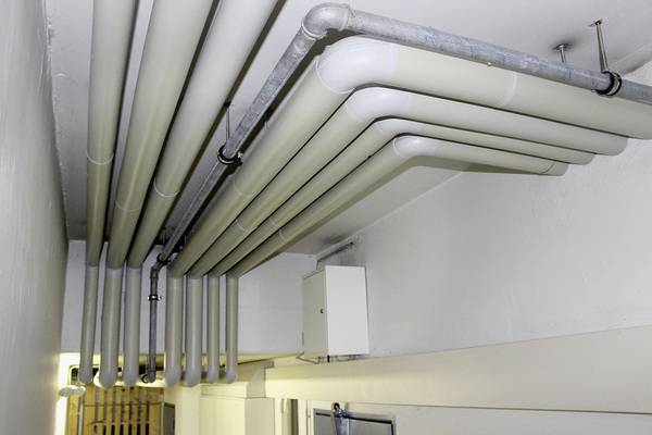  Im Keller dieses Wohnhauses wurden Rohrleitungen bevorzugt mit Einzelaufhängungen installiert.