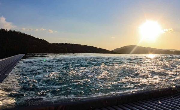 ... aus dem Infinity-Pool den Sonnenuntergang genießen und ... ... aus dem Infinity-Pool den Sonnenuntergang genießen und ...