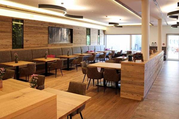 ... ein Hotel mit Restaurant und Biergarten.