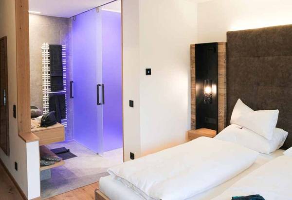 Um den Platz in den Hotelsuiten zu optimieren und den Gästen ein weitläufigeres Raumgefühl zu geben, wurden mit dem Teceprofil Vorwandsystem Trennwände für die offenen Badbereiche gebaut. Um den Platz in den Hotelsuiten zu optimieren und den Gästen ein weitläufigeres Raumgefühl zu geben, wurden mit dem Teceprofil Vorwandsystem Trennwände für die offenen Badbereiche gebaut.