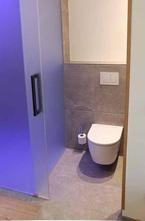 Die wassersparende Zwei-Mengen-Spültechnik stammt von Tece, ausgestattet mit der unauffälligen WC-Betätigung Tecenow. Die wassersparende Zwei-Mengen-Spültechnik stammt von Tece, ausgestattet mit der unauffälligen WC-Betätigung Tecenow.