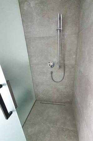 Die Duschbereiche der Hotelzimmer sind schwellenlos begehbar. Zur Entwässerung wurden hier Duschrinnen vom Typ Tecedrainline-Evo verbaut.