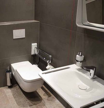 An zwei stabilen Metallplatten links und rechts am Modul, finden die benötigten Stützklappgriffe sicheren statischen Halt. An zwei stabilen Metallplatten links und rechts am Modul, finden die benötigten Stützklappgriffe sicheren statischen Halt.