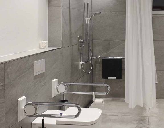 Im Hotel und im Sanitärgebäude gibt es für gehandicapte Gäste jeweils noch ein Barrierefrei-WC, in denen das Gerontomodul von Tece eingesetzt wurde. 