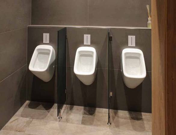 Auf den Herren-WCs sorgt die Urinalelektronik Tecefilo für hygienisches, weil berührungsloses Spülen, ein wichtiger Punkt in Sachen Infektionsschutz. Auf den Herren-WCs sorgt die Urinalelektronik Tecefilo für hygienisches, weil berührungsloses Spülen, ein wichtiger Punkt in Sachen Infektionsschutz.
