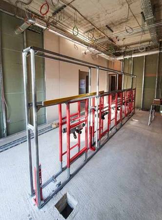 Module für WC, Waschtisch und Dusche finden hier statisch sicheren Halt. Module für WC, Waschtisch und Dusche finden hier statisch sicheren Halt.