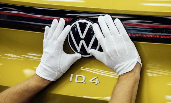Im Gegensatz zu vielen anderen Autobauern hatte VW im Jahr 2019 gut verdient. Daher beteiligte der Konzern die Mitarbeiter mit 4.950 Euro pro Kopf am Erfolg. Das sind 200 Euro mehr als noch ein Jahr zuvor und der höchste Bonus seit fünf Jahren.