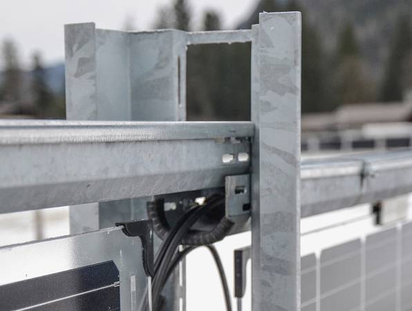 Die Kabel werden in einem speziellen Kanal verlegt.