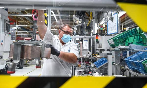 Der Zulieferer ZF Friedrichshafen leidet zum einen unter dem Wandel hin zur E-Mobilität, zum anderen unter der Coronakrise. Trotzdem zahlt das Unternehmen seinen Mitarbeitern für 2019 noch eine Prämie von 320 Euro plus 15 Euro pro Beschäftigungsjahr.