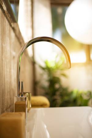 Das Design des einzelnen Objekts (Armatur: Mem von Dornbracht), sei es kantig oder geschwungen, von geradliniger Strenge oder organischer Weichheit, fügt sich im Private Spa dezent in eine Gesamtidee ein. 