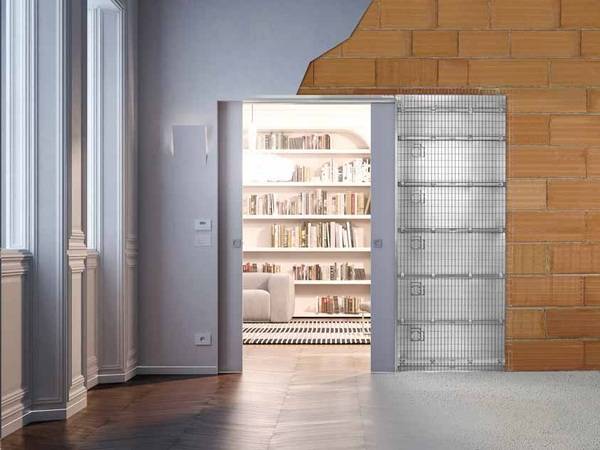 Dank dem System Luce lässt sich mit wenig Aufwand Licht und Hauselektronik seitlich der Schiebetüren montieren. Verborgene Kabelkanäle machen es möglich. Im Bild wird die Massivbau-Variante gezeigt. 