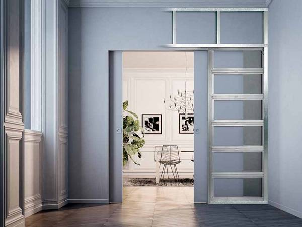 Der Blick hinter die Kulissen: Das Eclisse-Schiebetürensystem wird als vormontierter Kasten geliefert und als Wandtasche installiert. Im Bild wird die Trockenbau-Variante gezeigt. 