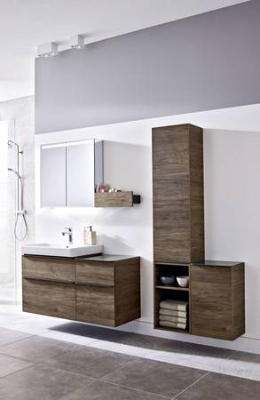 Warme Holztöne sorgen für ein wohnliches Ambiente. Der Kombinationsvielfalt sind mit offenen und geschlossenen Schrankelementen und Ablageflächen, Waschtischunterschränken, Wandboards und Spiegelschränken keine Grenzen gesetzt, hier die Badserie Geberit S