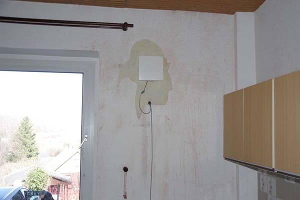 In einer unbewohnten Versuchswohnung in einem radonbelasteten Gebiet führten die Wissenschaftler Feldtests durch. Die dezentralen Lüftungssysteme sorgten dabei effektiv für eine Absenkung der Radonaktivitätskonzentration in allen Räumen.