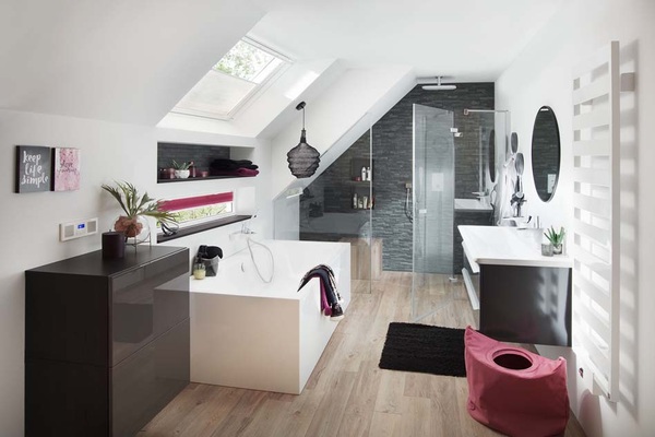 XXL-Duschtraum unterm Dach: Diese TUSCA Spezialanfertigung wurde individuell an die Raumsituation angepasst und fügt sich nahtlos in das Badezimmer ein.