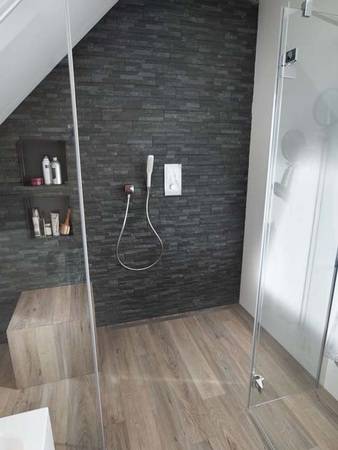 Das bodeneben installierte LINE Duschboard System von Kermi mit wandseitiger Rinne bietet einen barrierefreien Zugang zum Duschbereich.