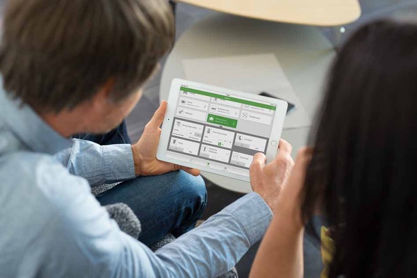 Über die Smart-Friends-Box als Steuerzentrale des Systems lassen sich über 100 smarte Markenprodukte aus den Bereichen Antriebs-, Licht-, Sicherheits- und Sensortechnik einbinden und mit nur einer App steuern. Über die Smart-Friends-Box als Steuerzentrale des Systems lassen sich über 100 smarte Markenprodukte aus den Bereichen Antriebs-, Licht-, Sicherheits- und Sensortechnik einbinden und mit nur einer App steuern.