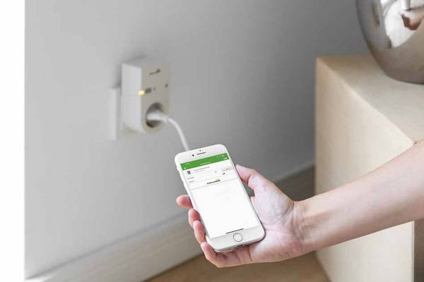 Auf Wunsch können auch einzelne Leuchten eingeschaltet bleiben, um Anwesenheit zu simulieren und damit Einbrecher abzuschrecken. Dafür eignen sich die smarten Leuchten von Paulmann oder Lichtschalter, Lichtmodule und Funksteckdosen von Schellenberg.