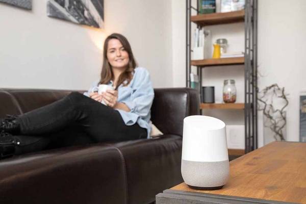 Die Smart-Friends-Box ermöglicht als zentrale Steuereinheit des vielseitigen Smart Home-Systems auch die Einbindung von Sprachsteuerungsassistenten wie Google Home und Amazon Alexa.