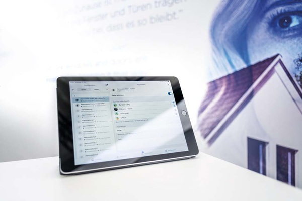 Eine Fensterüberwachung via App ermöglichen die Funkkontakte von Winkhaus. In Kombination mit dem Beschlagsystem activPilot Comfort PADM kann das Fenster aus der Ferne sogar geöffnet und geschlossen werden. Eine Fensterüberwachung via App ermöglichen die Funkkontakte von Winkhaus. In Kombination mit dem Beschlagsystem activPilot Comfort PADM kann das Fenster aus der Ferne sogar geöffnet und geschlossen werden.