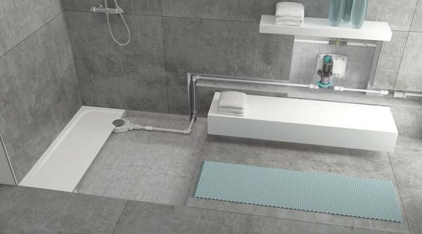  Umrüsten auf ebenerdiges Duschen: Per Adapter wird der vorhandene Duschablauf an die Abwasserleitung angeschlossen. Eine wartungsfreie Pumpe saugt das Wasser in den höher gelegenen Ablauf.