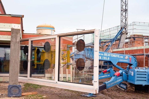 Montage von verglasten Hebe-Schiebe-Anlagen unter einem Vorsprung Montage von verglasten Hebe-Schiebe-Anlagen unter einem Vorsprung