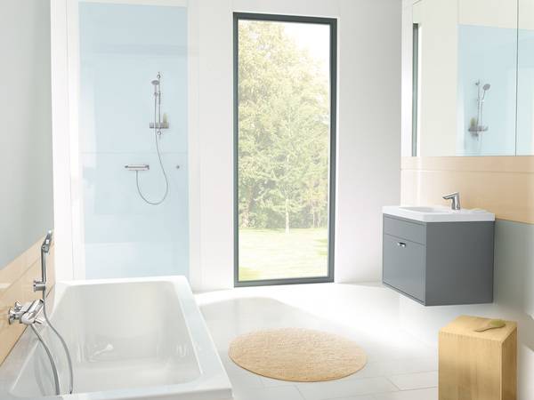 Berührungslose Waschtischarmaturen (hier: Hansafit) können mit einer Durchflussmenge von 5l/min besonders wassersparend sein. Zudem fließt das Wasser dank zuverlässiger Sensorsteuerung immer nur dann, wenn es auch tatsächlich benötigt wird.