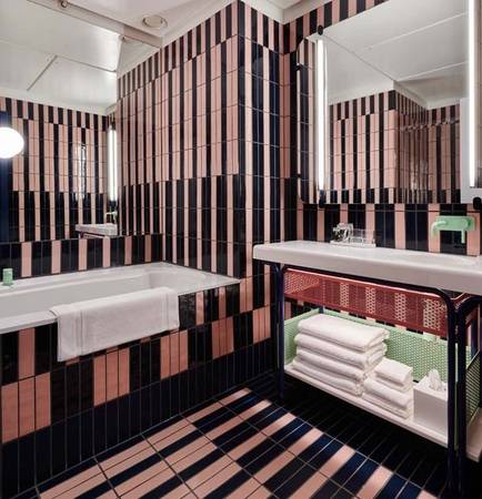  Die weiße BetteForm Badewanne ist ein visueller Anker in diesem poppigen Badezimmer des Londoner The Standard.