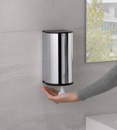 Berührungsloser Seifenspender von Keuco: Fürs Einseifen der Hände muss nichts mehr angefasst werden. Er kann auch als Hygieneschaumspender am WC eingesetzt werden.