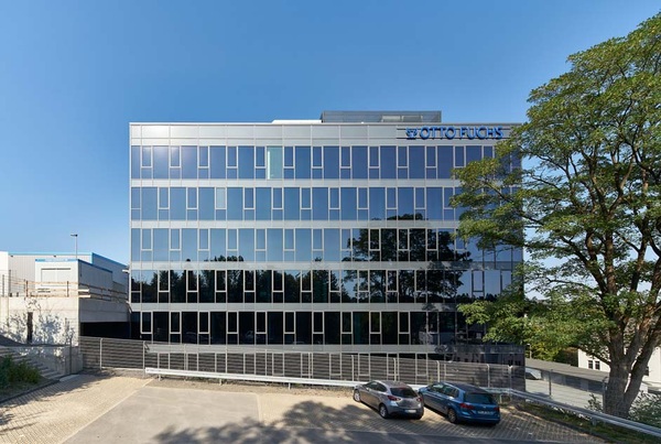 Der gläserne Kubus des Technikums ist am südöstlichen Rand des Betriebsgeländes in den Hang hineingebaut. Die vier oberen Geschosse sind vom Ortskern gut sichtbar und bilden im Stadtbild einen neuen, markanten Orientierungspunkt.