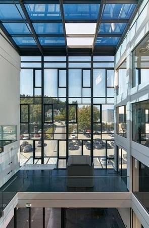 Das Eingangsatrium erstreckt sich über alle sechs Stockwerke; Tageslicht gelangt so auch in die unteren Geschosse. Das Eingangsatrium erstreckt sich über alle sechs Stockwerke; Tageslicht gelangt so auch in die unteren Geschosse.