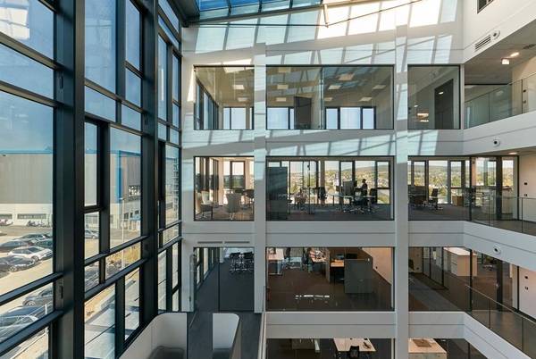 Die Außenfassaden und das Dach des Atriums sind mit dem adaptiven Sonnenschutzglas ausgestattet. Die Grundrisse sind offen gestaltet; Großraumbüros, kleine Office- und Besprechungseinheiten sowie Servicebereiche wechseln einander ab. Die Außenfassaden und das Dach des Atriums sind mit dem adaptiven Sonnenschutzglas ausgestattet. Die Grundrisse sind offen gestaltet; Großraumbüros, kleine Office- und Besprechungseinheiten sowie Servicebereiche wechseln einander ab.