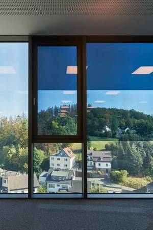 Die raumhohen Fensterflächen der elektrochromen SageGlass-Scheiben von Saint-Gobain sind in drei einzeln ansteuerbare Zonen eingeteilt. Das ermöglicht ein blendfreies Arbeiten zu allen Tageszeiten.