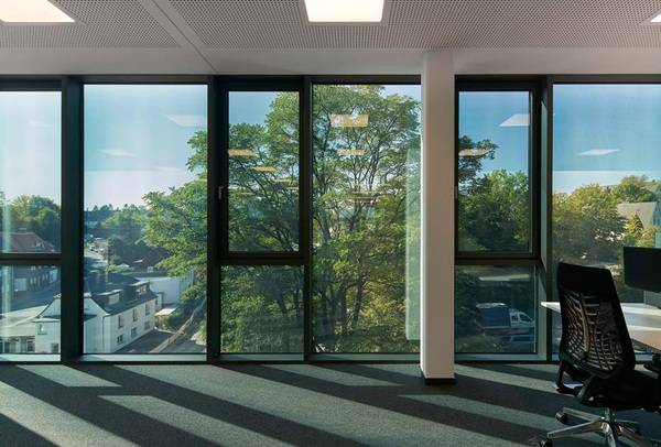 Selbst bei starker Sonneneinstrahlung können die Mitarbeitenden durch das getönte Glas nach draußen sehen, ohne geblendet zu werden. Selbst bei starker Sonneneinstrahlung können die Mitarbeitenden durch das getönte Glas nach draußen sehen, ohne geblendet zu werden.