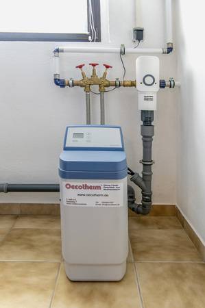 Ein Wasserenthärter, hier der Typ KaltecSoft KS10S-30, sorgt für weicheres Wasser.