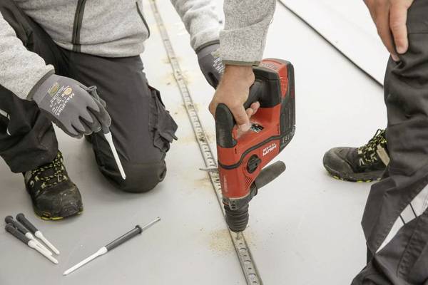 Mit Sarnabar-Befestigungsprofilen fixiert, ist das Dach optimal gegen Windsoglasten gesichert. Mit Sarnabar-Befestigungsprofilen fixiert, ist das Dach optimal gegen Windsoglasten gesichert.