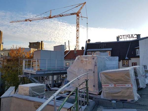 Durch die ältere Bauweise des denkmalgeschützten Gebäudes gibt es im Inneren nur wenig Platz. Deshalb wurde als Aufstellort für die Lüftungsanlage eine Stahlkonstruktion auf dem Dach installiert. Durch die ältere Bauweise des denkmalgeschützten Gebäudes gibt es im Inneren nur wenig Platz. Deshalb wurde als Aufstellort für die Lüftungsanlage eine Stahlkonstruktion auf dem Dach installiert.